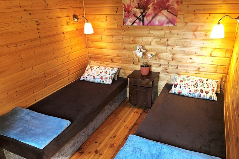 Domek Lux - sypialnia z dwoma tapczanami