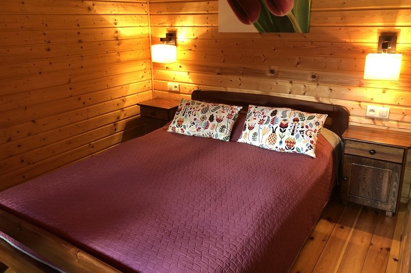 Domek Lux - sypialnia z podwójnym łóżkiem