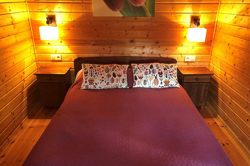 Domek Lux - sypialnia z podwójnym łóżkiem