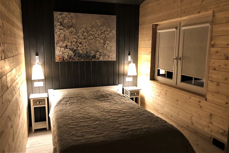 Superior lawendowy - sypialnia z podwójnym łóżkiem